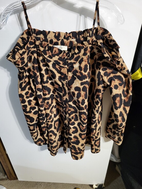 entro Tops - ENTRO ANIMAL PRINT OFF SHOULDER TOP SZ S